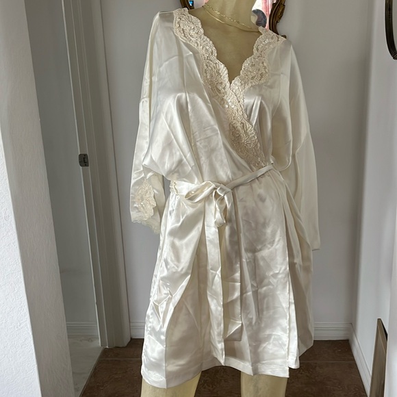 Victoria's Secret Other - Beautiful Bridal Victoria’s Secret Robe